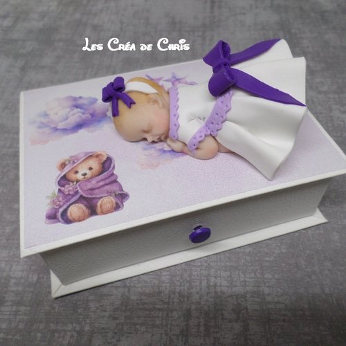 Boite livre avec son bébé.