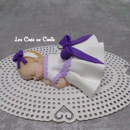 Bébé fille fimo en tenue de baptême.