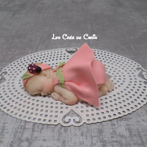 Bébé fille fimo en tenue de baptême.