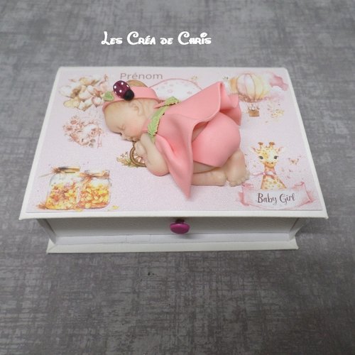 Boite livre avec son bébé.