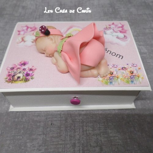 Boite livre avec son bébé.