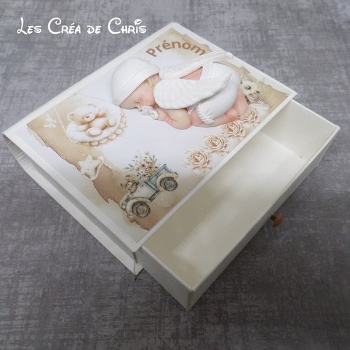 Boite livre avec son bébé.