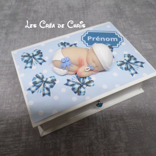 Boite livre avec son bébé mixte.