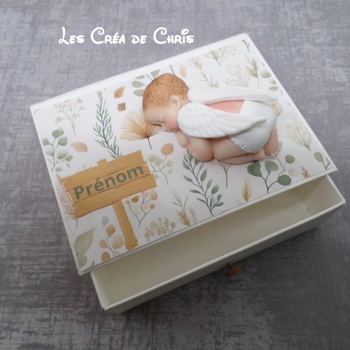 Boite livre avec son bébé.