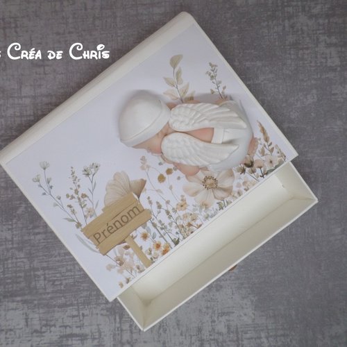 Boite livre avec son bébé.