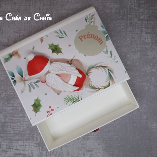 Boite livre avec son bébé.