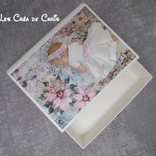 Boite livre avec son bébé.