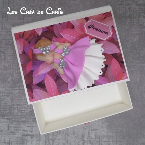 Boite livre avec son bébé.