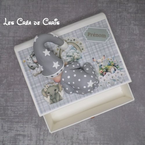 Boite livre avec son bébé.