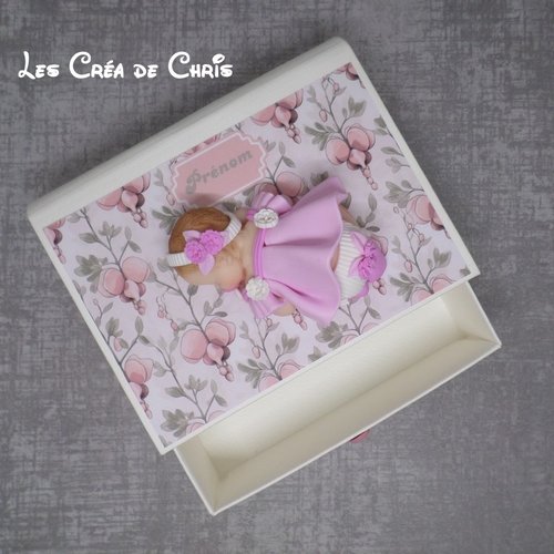 Boite livre avec son bébé.