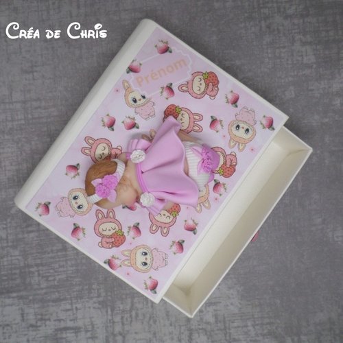 Boite livre avec son bébé.