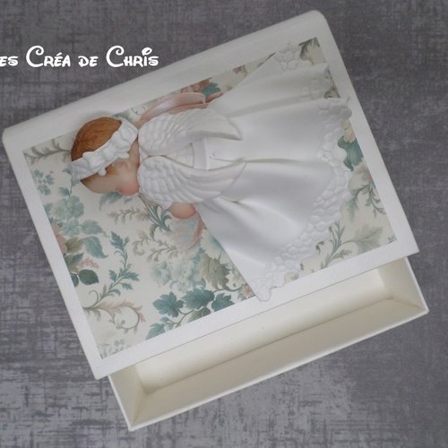 Boite livre avec son bébé.