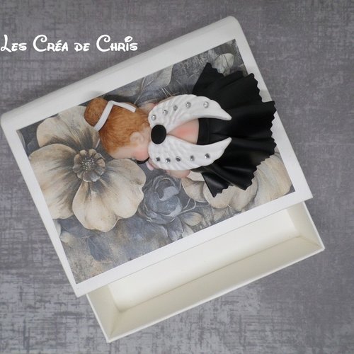 Boite livre avec son bébé.