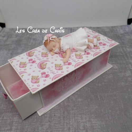 Boite livre avec son bébé.