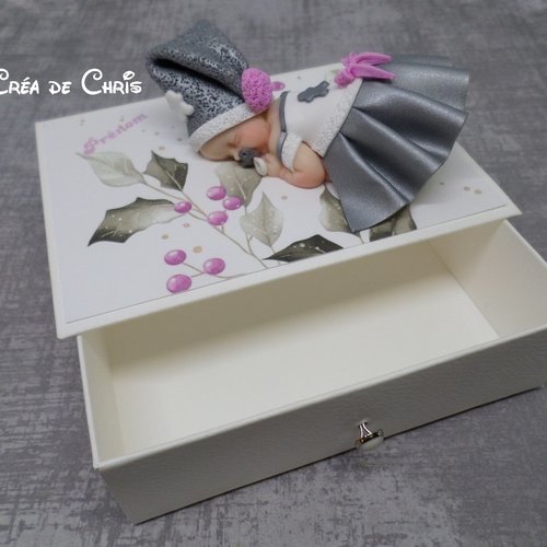 Boite livre avec son bébé.