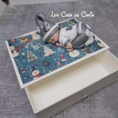 Boite livre avec son bébé.