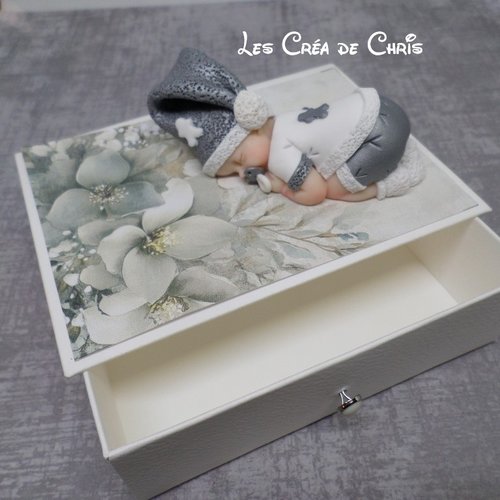 Boite livre avec son bébé.