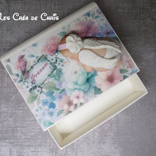 Boite livre avec son bébé.