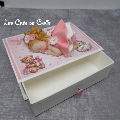 Boite livre avec son bébé.