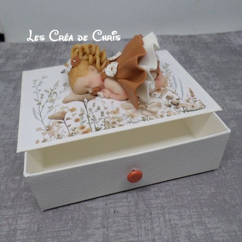 Boite livre avec son bébé.