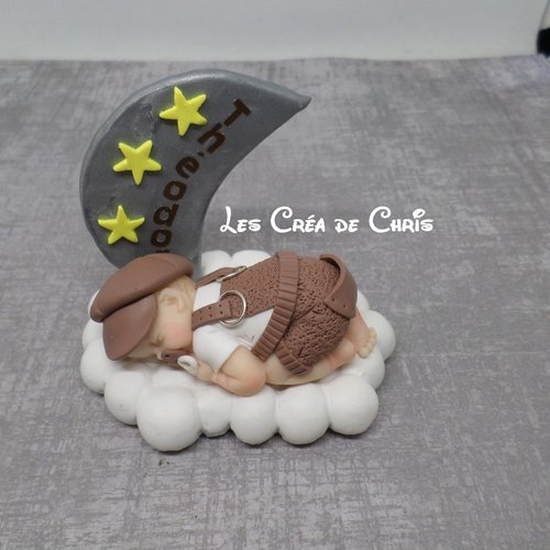 Centre de table, marque place, décoration bébé endormi sur son nuage, sa lune et ses étoiles en fimo.