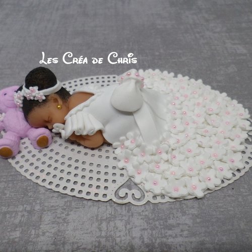 Bébé fimo fille tenue de baptême endormie sur son ourson.