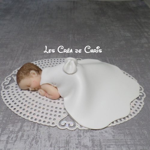 Bébé fimo fille tenue de baptême longue robe et fleurs.