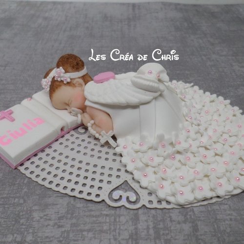 Bébé fimo fille tenue de baptême endormie sur son livre.