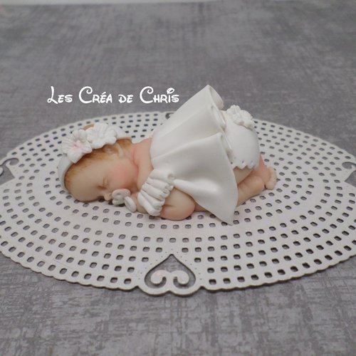 Bébé fille fimo en tenue de baptême.
