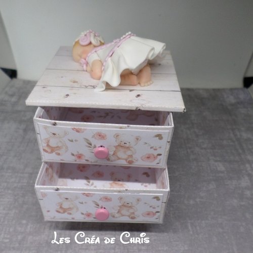 Commode avec son bébé.