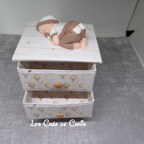 Commode avec son bébé garçon.