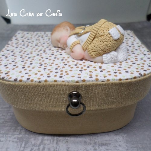 Boite valise avec son bébé.