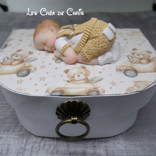 Boite valise avec son bébé.