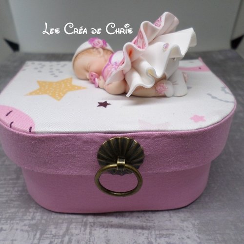 Boite valise avec son bébé.
