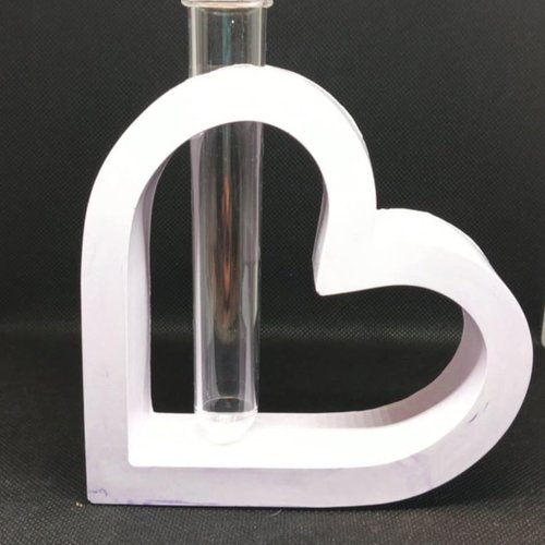 Vase en forme de coeur en jesmonite
