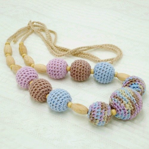 Collier de portage tendresse en perles hêtre naturel et perles coton crocheté.