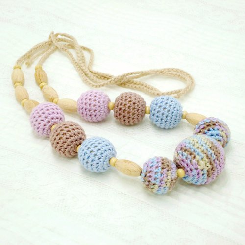 Collier de portage tendresse en perles hêtre naturel et perles coton crocheté.