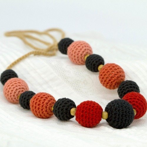 Collier noir et rouge japonais pour jeunes mamans en perles crochetées et bois naturel