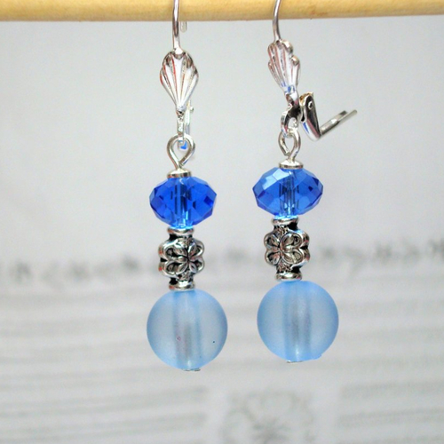 Boucles d'oreille en perles de cristal bleu et argent tibétain