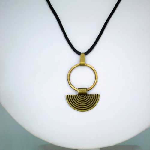 Collier avec pendentif en éventail en métal bronze