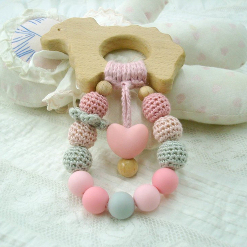 Anneau de dentition "petit mouton" en bois pour fille