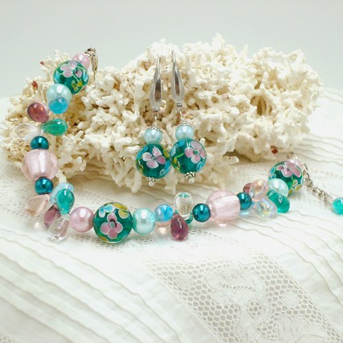Bracelet avec perles fleuries,verre nacré et gouttes de verre tons pastel