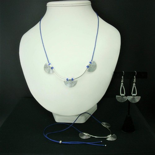 Collier d'inspiration ethnique en métal argenté, perles et cordon bleu roi