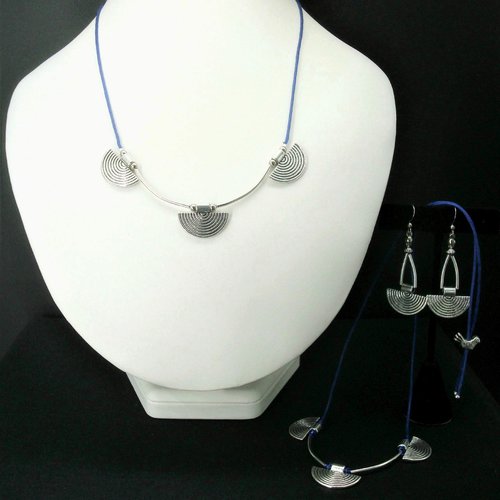 Collier d'inspiration ethnique avec perles en métal argenté et cordon bleu roi