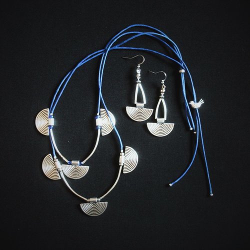 Deux colliers d'inspiration ethnique en métal argenté et cordon bleu roi
