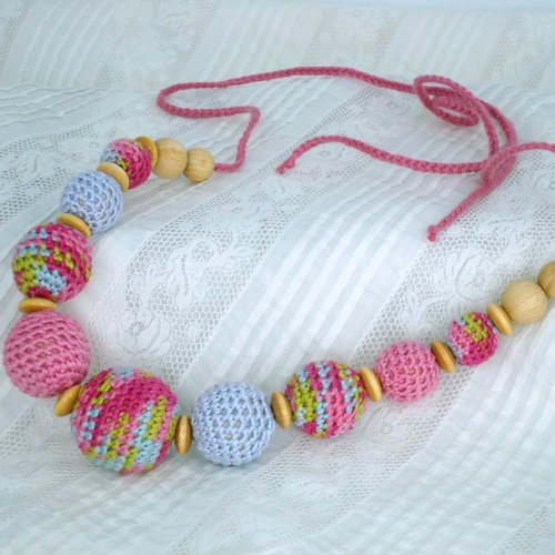 Collier d'allaitement rose, bleu et camélias perles crochetées main et bois naturel