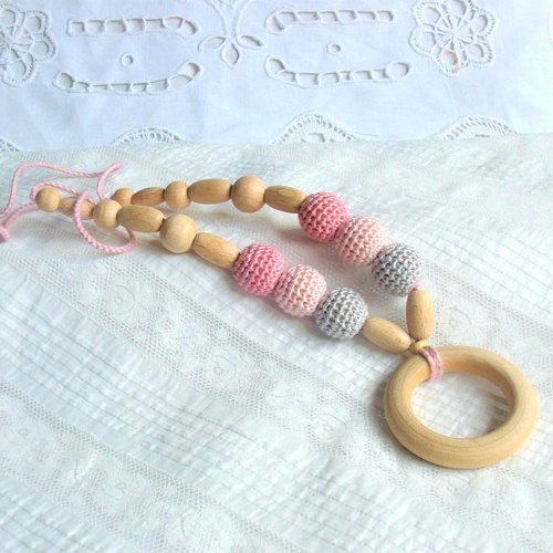 Collier "douceur " perles en bois naturel et coton crocheté rose et gris