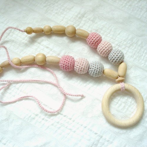 Collier "douceur " perles en bois naturel et coton crocheté rose et gris