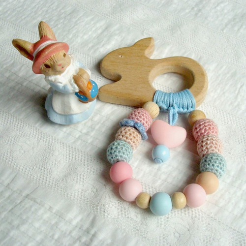 Jouet de dentition lapin en bois avec anneau perles roses et bleues testé ce
