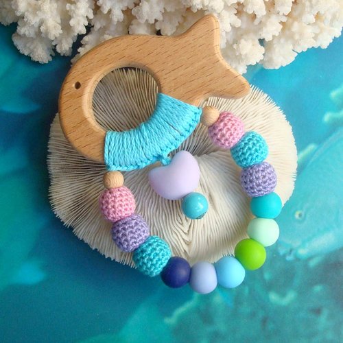 Anneau de dentition, jouet-hochet  "poisson " en bois, perles de silicone et coton crocheté